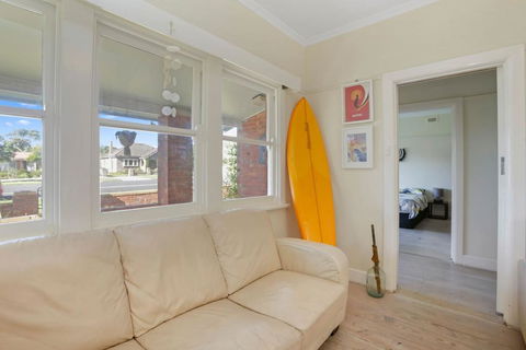 4 MONTROSE AVE - Retro Home In The Heart Of Town - New South Wales Tourism  1