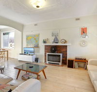 4 MONTROSE AVE - retro home in the heart of town - New South Wales Tourism 