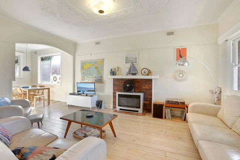 4 MONTROSE AVE - Retro Home In The Heart Of Town - New South Wales Tourism  0