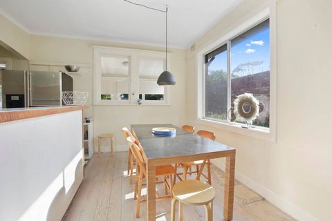 4 MONTROSE AVE - Retro Home In The Heart Of Town - New South Wales Tourism  2