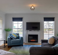 5 Bedroom Close to Beach and Moorpanyal Park - New South Wales Tourism 