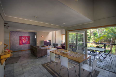 6 Satinwood Drive - Rainbow Shores, Stylish Beach House, Free WiFi - New South Wales Tourism  1