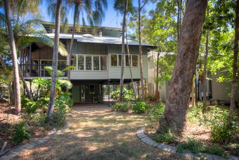 6 Satinwood Drive - Rainbow Shores, Stylish Beach House, Free WiFi - New South Wales Tourism  0