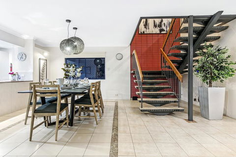7 Bedroom Gold Coast Luxury Waterfront Home With Pool, Sleeps 20! - New South Wales Tourism  1