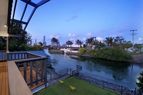 7 Bedroom Gold Coast Luxury Waterfront Home With Pool, Sleeps 20! - New South Wales Tourism  2