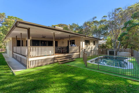 7 Ibis Court - Spacious Family Home With Large Outdoor Area, Swimming Pool & Ample Parking - New South Wales Tourism  0