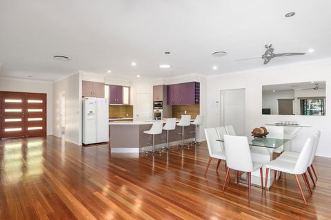 7 Ibis Court - Spacious Family Home With Large Outdoor Area, Swimming Pool & Ample Parking - New South Wales Tourism  3