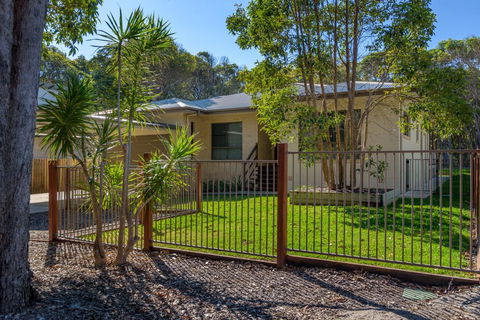7 Ibis Court - Spacious Family Home With Large Outdoor Area, Swimming Pool & Ample Parking - New South Wales Tourism  1