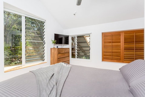 7 Naiad Court - Rainbow Shores, Perfect Beach House, Swimming Pool And Walk To Beach, Aircon, Wi-Fi - New South Wales Tourism  1
