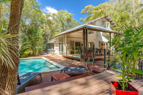 7 Naiad Court - Rainbow Shores, Perfect Beach House, Swimming Pool And Walk To Beach, Aircon, Wi-Fi - New South Wales Tourism  0