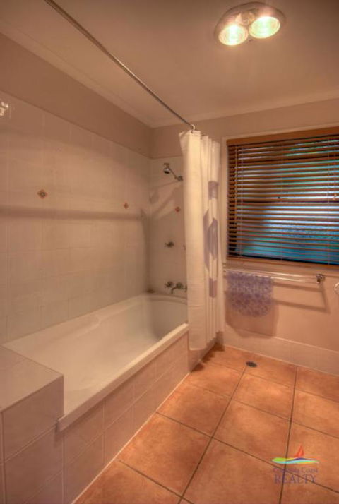 8 Orania Court - Rainbow Shores, Privacy, Peace And Quiet - New South Wales Tourism  3