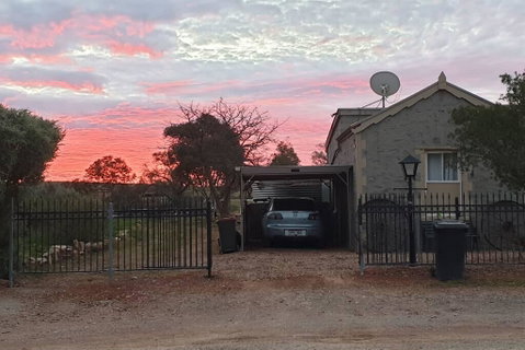 A Real Bush Retreat. Kangas, Emus & Starry Skies. - New South Wales Tourism  1