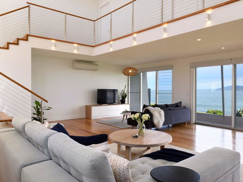 Absolute Waterfront - New South Wales Tourism  0