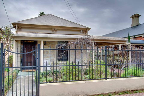 Adelaide Close CBD Large Private Studio Apartment In St Peters - New South Wales Tourism  0