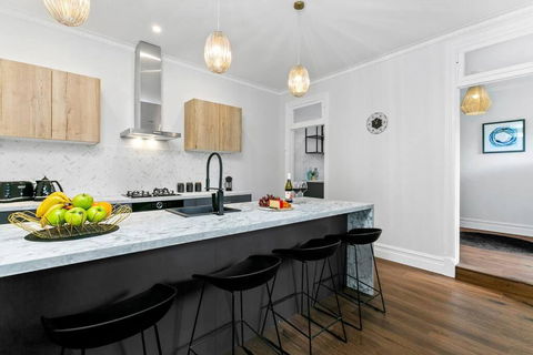 EDW19 - Stylish 2-Bed, 2-Bath Townhose In Drummoyne - New South Wales Tourism  0
