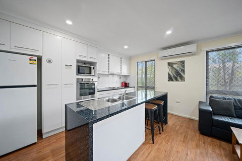Emerald Motel Apartments - New South Wales Tourism  1