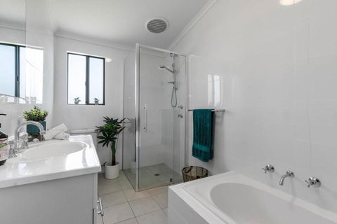 Entire Home In Sturt, Free Parking - New South Wales Tourism  3
