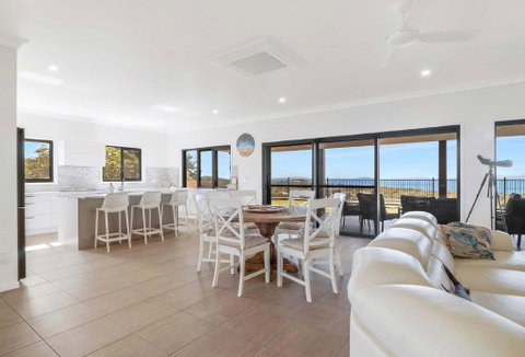ESCAPE WITH A VIEW - New South Wales Tourism  0