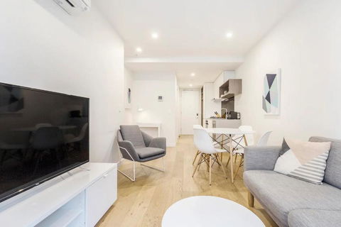 Executive Comfort Living Near La Trobe & RMIT Uni - New South Wales Tourism  0