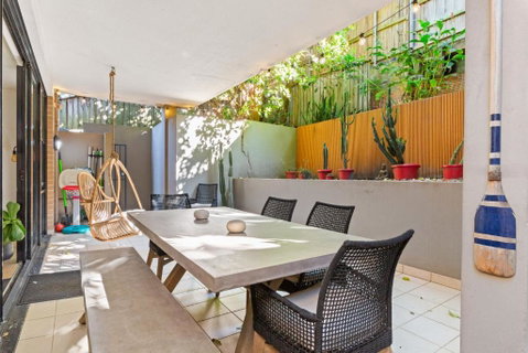 Fab Bondi 2-Bed With Courtyard & Alfresco Dining - New South Wales Tourism  1