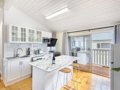 Family Friendly Cozy 4BR House At Annerley - New South Wales Tourism  0