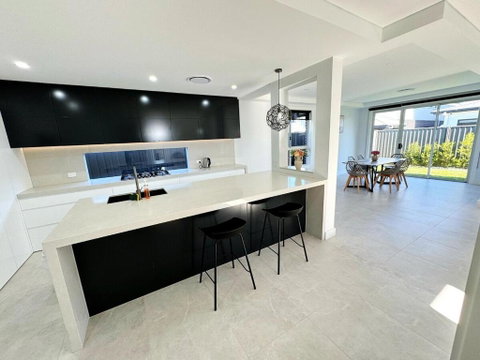 Fantastic Luxury 4 Bedroom House - New South Wales Tourism  2