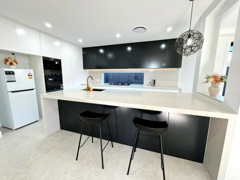 Fantastic Luxury 4 Bedroom House - New South Wales Tourism  3