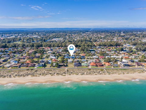 Giggles Beach House In Silver Sands - New South Wales Tourism  0