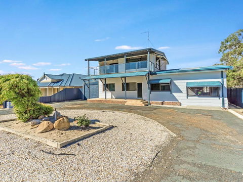 Giggles Beach House In Silver Sands - New South Wales Tourism  1