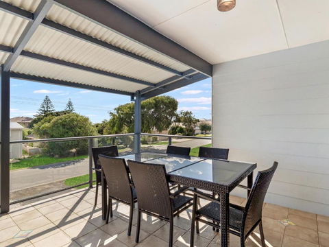 Giggles Beach House In Silver Sands - New South Wales Tourism  4
