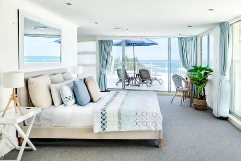 Hamptons Style Penthouse At Kings Beach - New South Wales Tourism  3