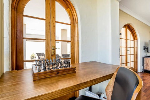 Inner City Pad Indooroopilly - New South Wales Tourism  1