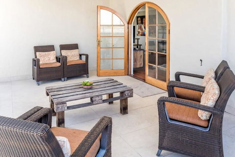 Inner City Pad Indooroopilly - New South Wales Tourism  3