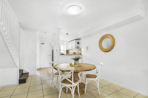 Inner-City 2-Bed With Balcony & Undercover Parking - New South Wales Tourism  3