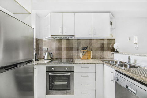 Inner-City 2-Bed With Balcony & Undercover Parking - New South Wales Tourism  2