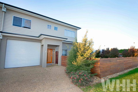 Adelphi Views On Luton - Woodlands - New South Wales Tourism  0