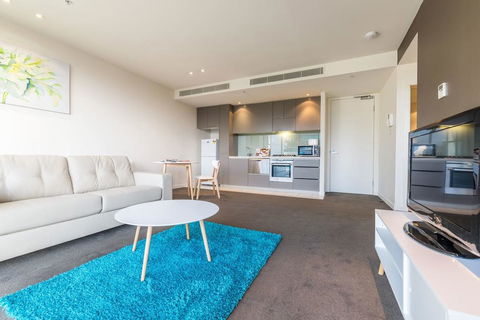 Albert Park City View Stylish 1 Bedroom Apartment - New South Wales Tourism  1