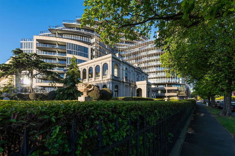 Albert Park City View Stylish 1 Bedroom Apartment - New South Wales Tourism  0