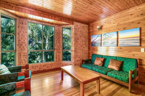 Amaroo - Rainbow Shores Room For Everyone And Walk To Beach - New South Wales Tourism  3