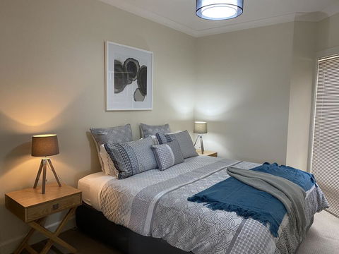 Apartment On Lake Terrace - New South Wales Tourism  0