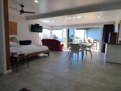 ArtHOUSE Beachfront Accommodation - New South Wales Tourism  3