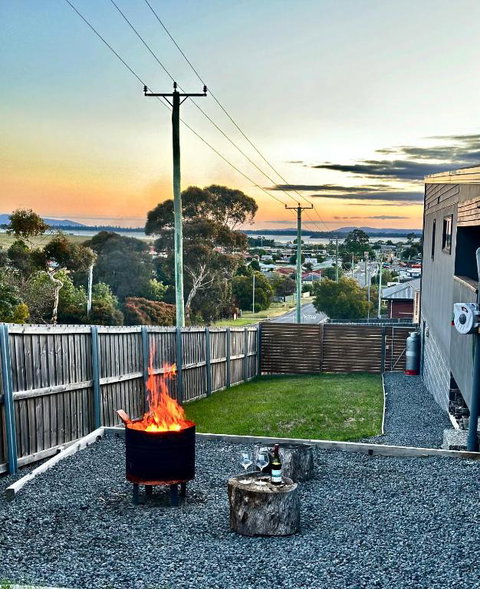 Luxurious Hobart Holiday Home With Stunning Bay Views - Affordable, Family-Friendly, And Stylish - New South Wales Tourism  2