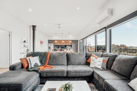 Luxurious Hobart Holiday Home With Stunning Bay Views - Affordable, Family-Friendly, And Stylish - New South Wales Tourism  0