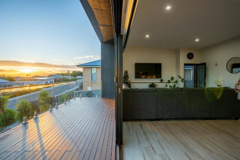 Luxurious Hobart Holiday Home With Stunning Bay Views - Affordable, Family-Friendly, And Stylish - New South Wales Tourism  3