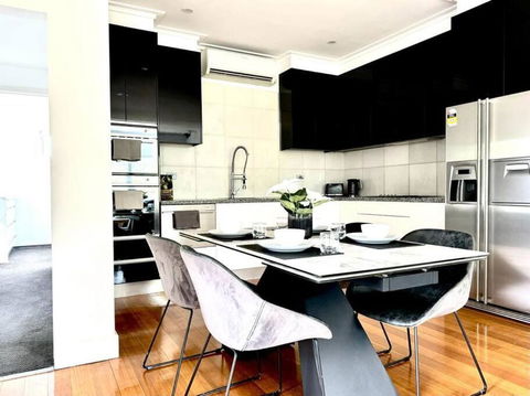 Luxury Stay In Williamstown - New South Wales Tourism  0