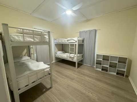 Massive 3 Bedroom Home With Backyard - New South Wales Tourism  0