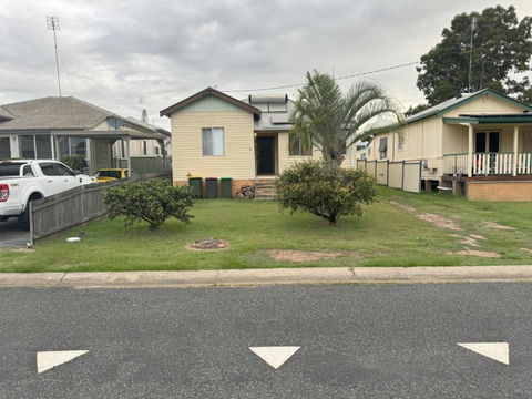 Massive 3 Bedroom Home With Backyard - New South Wales Tourism  3