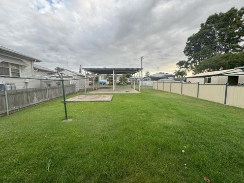 Massive 3 Bedroom Home With Backyard - New South Wales Tourism  2