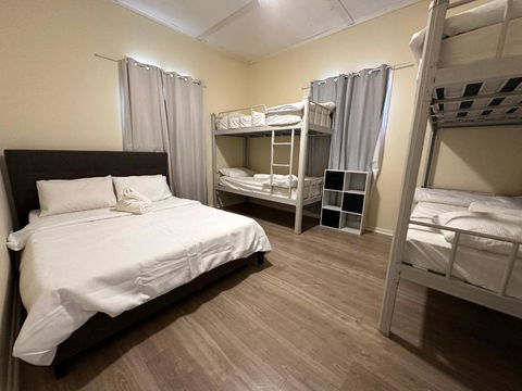Massive 3 Bedroom Home With Backyard - New South Wales Tourism  1
