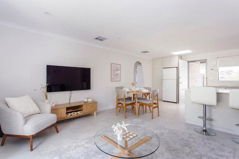 Maylands Riverside City Retreat - New South Wales Tourism  1